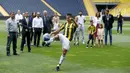 Jugling Robin van Persie di depan publik Fenerbahce. (Reuters/OSMAN ORSAL)