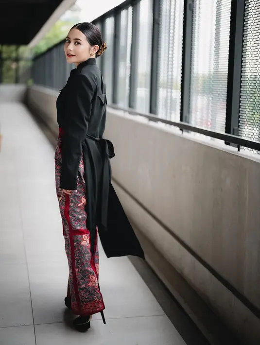 Tambahan aksesori mewah yang tak tampak berlebihan semakin menyempurnakan penampilan Prilly. Ia tampak menambahkan anting, sematan bros, dan cincin emas yang serasi, serta pumps hitam. [Foto: Instagram/prillylatuconsina96]