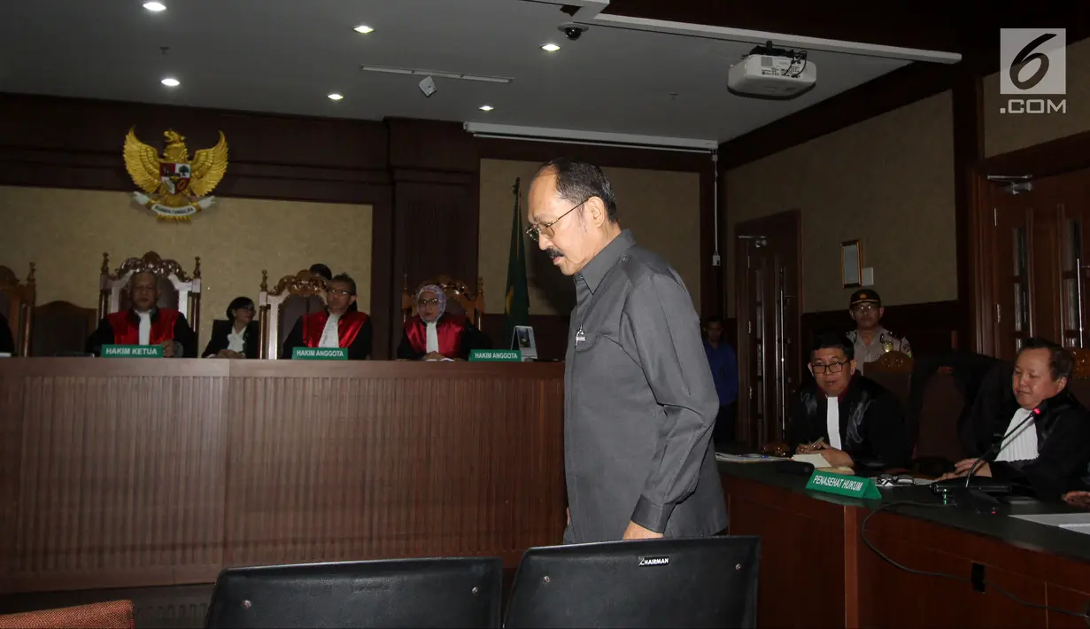 Mantan kuasa hukum terdakwa dugaan korupsi pengadaan e-KTP Setya Novanto, Fredrich Yunadi saat menjalani sidang perdana di Pengadilan Tipikor, Jakarta, Kamis (8/2). Sidang mendengar dakwaan Jaksa Penuntut Umum. (Liputan6.com/Helmi Fithriansyah)