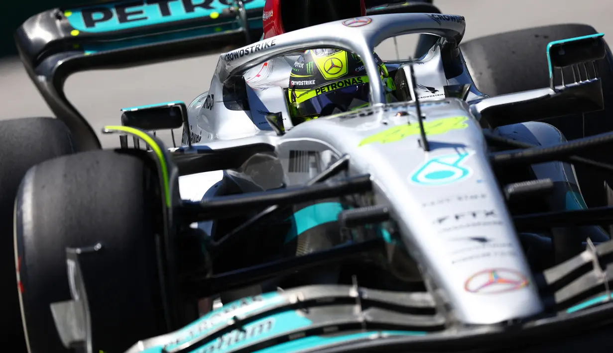 Lewis Hamilton kembali berhasil menyabet podium pada Formula 1 GP Kanada pada 20 Juni 2022. Mengawali balapan dari posisi keempat, Hamilton akhirnya mampu finis di urutan ketiga di bawah Carlos Sainz dan Max Verstappen. (AFP/Clive Rose)