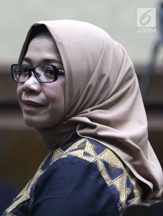 Terdakwa suap kesepakatan kontrak kerja sama pembangunan PLTU Riau-1, Eni Maulani Saragih jelang sidang pembacaan tuntutan di Pengadilan Tipikor, Jakarta, Selasa (22/1). Eni Maulani Saragih dituntut 8 tahun penjara. (Liputan6.com/Helmi Fithriansyah)