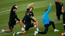 Pemain Kroasia, Luca Modric (tengah) bersama rekan setimnya melakukan peregangan otot saat sesi latihan di Lapangan Luzhniki, Moskow, Rusia, Senin (9/7). Kroasia akan menghadapi Inggris pada laga semifinal Piala Dunia 2018. (AP Photo/Francisco Seco)