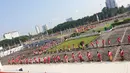 Barisan perempuan berkebaya dari perkumpulan Pertiwi Indonesia mengawal keluarnya Bendera Pusaka Merah Putih dari penyimpanannya di Monumen Nasional (Monas), Jakarta, Rabu (17/8/2022). Partisipasi perempuan berkebaya dalam kirab budaya HUT ke-77 RI merupakan tindak lanjut dari dukungan penuh Presiden Jokowi atas  gerakan memasyarakatkan tradisi berkebaya dan pendaftaran tradisi berkebaya sebagai warisan budaya tak benda ke UNESCO. (FOTO: Dok. Pertiwi Indonesia)