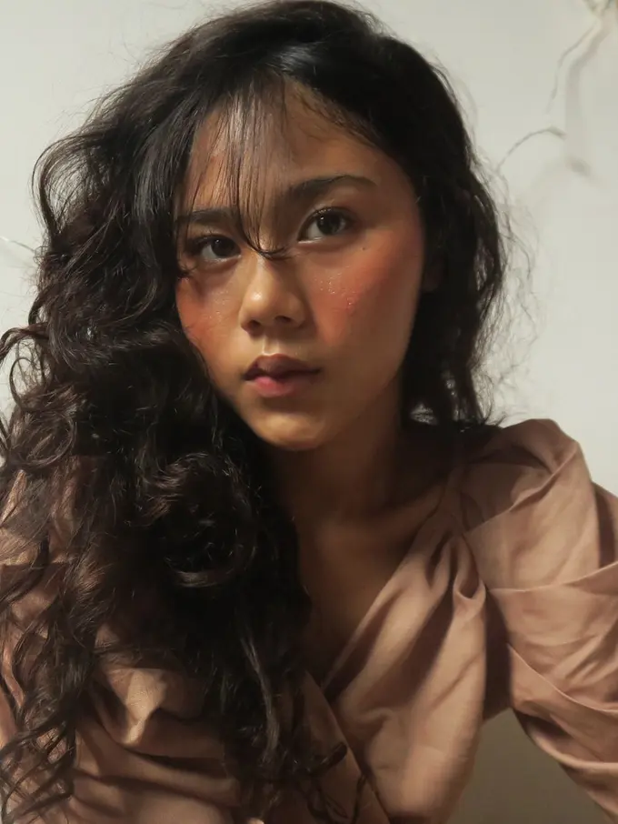 [Bintang] Flirty Cute, Glowing Cherry Makeup Andalan Nadin Amizah Jadi Model Dandanan Stunning Remaja Milenials