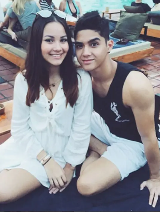 Al Ghazali dan Alyssa Daguise memilih pulau Dewata Bali sebagai tempat mereka menghabiskan momen Valentine bersama. Keduanya tampak romantis dan penuh kebahagiaan. (via instagram/@alyssadaguise)