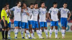 Persib Bandung harus menelan pil pahit usai tersingkir oleh PSS Sleman di perempat final Piala Predien 2022 lewat babak adu penalti. (Bola.com/Bagaskara Lazuardi)