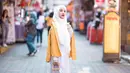 Tampilan sederhana wanita lulusan Swiss German University ini mengenakan busana dan hijab serba putih saat liburan ke Korea Selatan. Tak ingin terlalu polos Chacha menambahkan denim jaket berwarna kuning cerah. Gaya ini cocok untuk kamu yang ingin terlihat casual.(Liputan6.com/IG/@chafrederica)