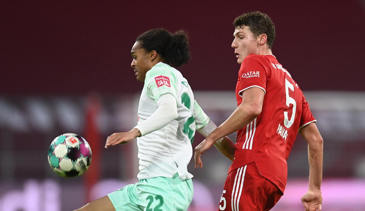 Gelandang Werder Bremen, Tahith Chong (kiri), berebut bola dengan bek Bayern Munich, Benjamin Pavard dalam laga lanjutan Liga Jerman pekan ke-8 melawan Bayern Munich di Allianz Arena, Sabtu (21/11/2020). Bremen mampu menahan imbang Bayern 1-1 (AFP/Lukas Barth/Pool)