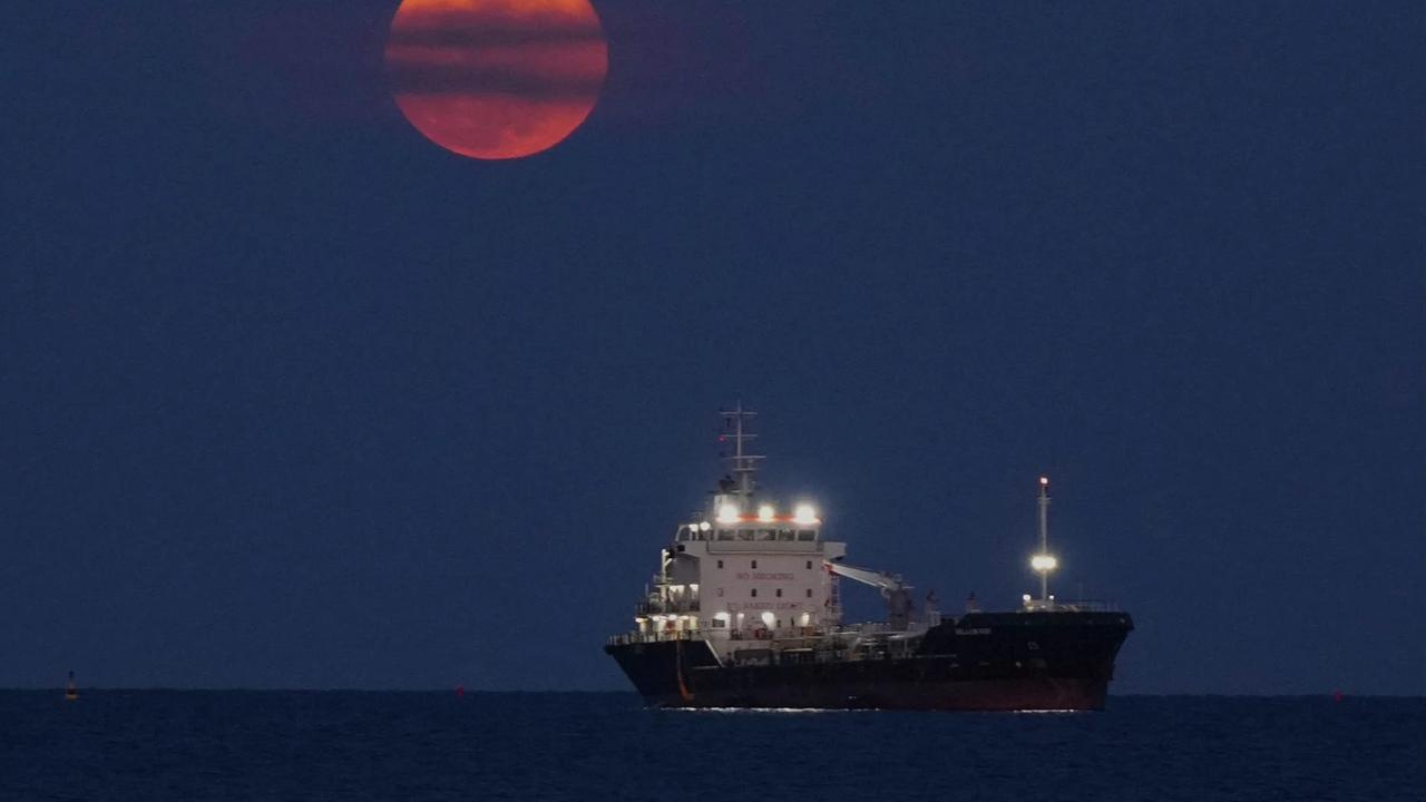 FOTO: Gerhana Bulan Total Hiasi Langit Dunia dengan Fenomena Bulan Darah