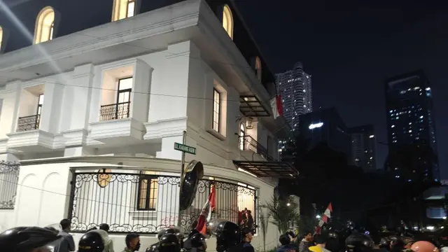 Rumah Anggota DPR Eko Hendro Purnomo atau Eko Patrio di Jalan Karang Asem 1, Kuningan, Setiabudi, Jakarta Selatan dijarah massa.