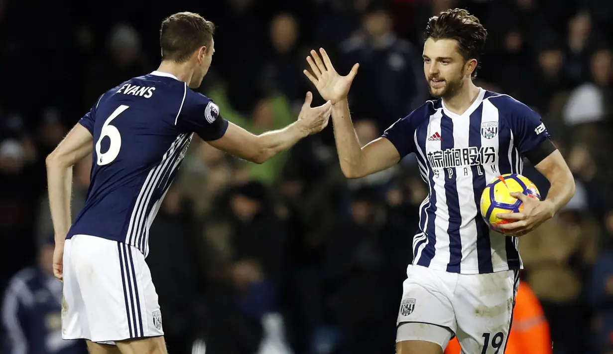 Jay Rodriguez (kanan) merayakan gol bersama rekannya saat melawan Arsenal pada lanjutan Premier League di The Hawthorns, West Bromwich, (31/12/2017). Arsenal bermain imbang 1-1 dengan West Bromwich. (Martin Rickett/PA via AP)