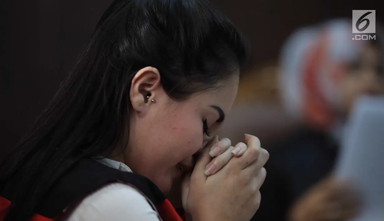 Terdakwa kasus narkoba Jennifer Dunn menangis saat menjalani sidang lanjutan di PN Jakarta Selatan, Kamis (24/5). Aktris cantik 28 tahun ini dituntut 8 bulan penjara dikurangi masa tahanan. (Liputan6.com/Faizal Fanani)