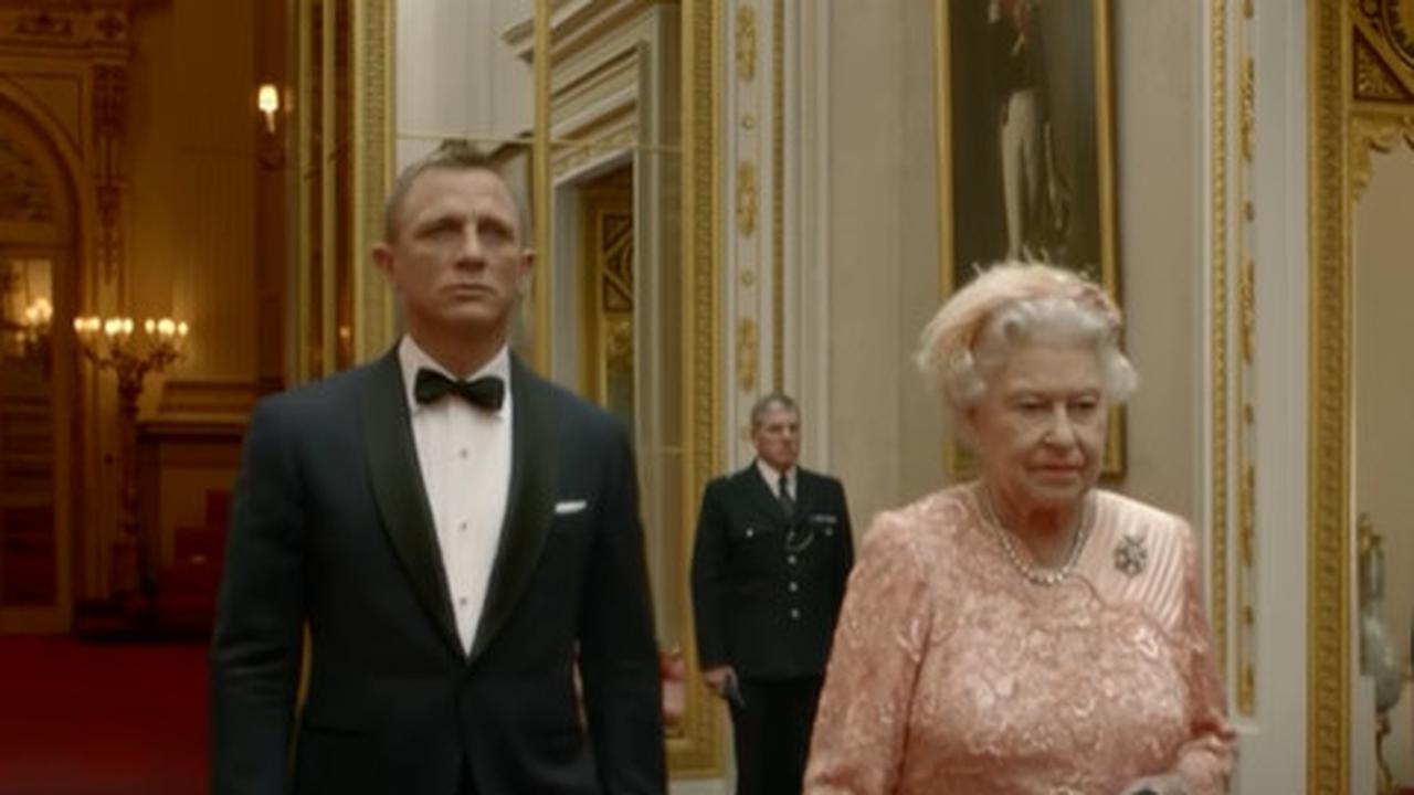 5 Momen TV Ikonik Ratu Elizabeth II, Bertemu James Bond di Olimpiade 2012 hingga Minum Teh Bersama Beruang Paddington