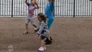 Anak-anak bermain gelembung tiup di tepi Sungai Thames dengan latar pemandangan Katedral St. Paul di London, 1 Agustus 2020. Pemerintah Inggris pada Jumat (31/7) mengumumkan penundaan pelonggaran beberapa langkah pembatasan menyusul jumlah infeksi virus corona yang meningkat. (Xinhua/Han Yan)