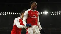 Penyerang Arsenal, Alex Iwobi, merayakan gol yang dicetaknya ke gawang Crystal Palace. The Gunners berhasil memperbesar keunggulan dan memastikan kemenangan menjadi 2-0 pada menit ke-56 melalui gol dari Iwobi. (Reuters/John Sibley)