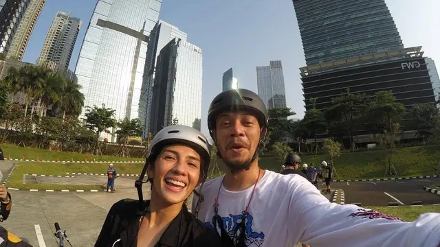 Suka Olahraga Bareng, Ini 7 Potret Nadila Ernesta dan Eno Netral Saat Bersepeda