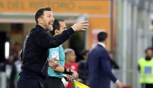 Pelatih Venezia, Eusebio Di Francesco memberikan arahan kepada para pemainnya dalam laga lanjutan Liga Italia 2024/2025 melawan Fiorentina di Stadio Pier Luigi Penzo, Venezia, Italia, Senin (12/05/2025) waktu setempat. (AP Photo/LaPresse/Paola Garbuio)