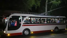Pemimpin Korea Utara Kim Jong-Un duduk di dalam bus saat menjajal bus jenis baru yang diproduksi selama kunjungan ke pabrik bus di Pyongyang, (4/8). Dalam kunjungannya Kim Jong-un juga menyempatkan diri untuk melakukan 'test-drive'. (AFP Photo/KCNA)
