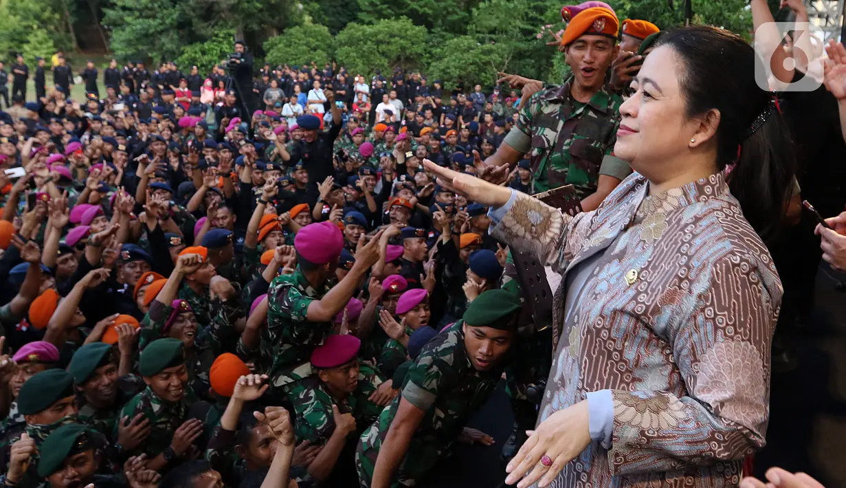 Ketua DPR RI Puan Maharani bernyanyi dan bergoyang bersama di atas panggung hiburan bertajuk dangdut di Lapangan DPR Senayan, Jakarta, Senin (21/10/2019). Agenda dangdutan untuk menghibur gabungan prajurit TNI-Polri yang berjaga saat Pelantikan Presiden dan Wakil Presiden. (Liputan6.com/Johan Tallo)