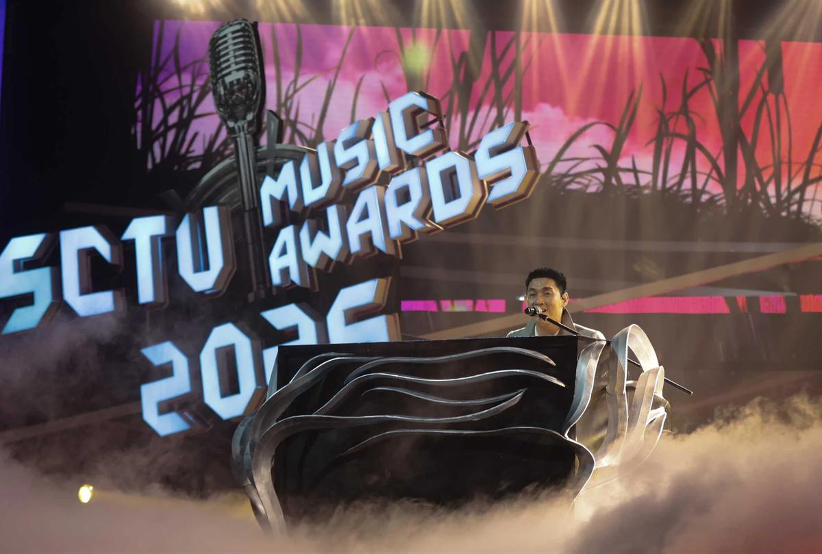 FOTO: Rizky Febian dan Adrian Khalif Raih Tiga Piala SCTV Music Awards 2026