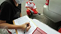 Petugas terlihat mencatat hasil pengujian gas buang salah satu kendaraan saat uji emisi di Jalan Proklamasi, Jakarta, Selasa (6/10/2015). Uji emisi gratis tersebut bertujuan untuk mengevaluasi kualitas udara perkotaan. (Liputan6.com/Immanuel Antonius)