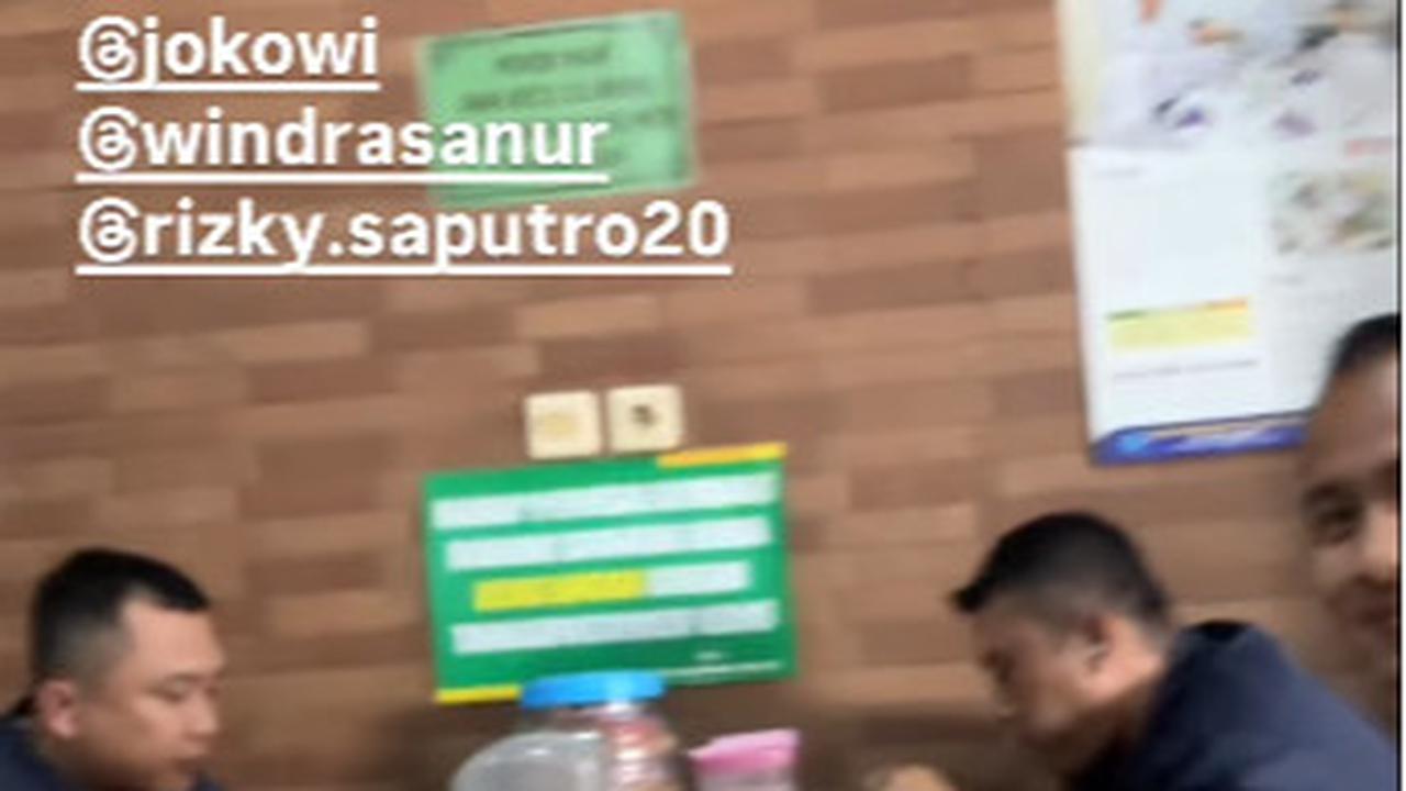 Ajudan Jokowi Ikut Makan Sate