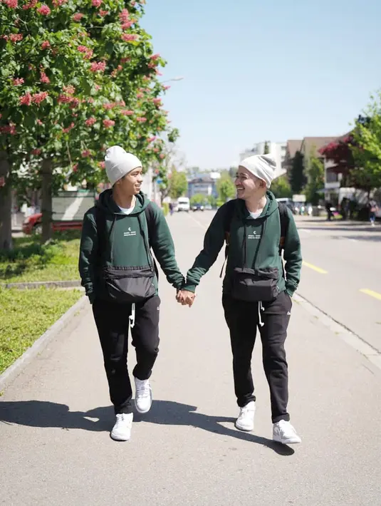 <p>Twinning dari kepala sampai kaki, mulai dari beanie sampai sneaker. Ruben Onsu dan Betrand Peto seperti BFF, ya! (Foto: Instagram @ruben_onsu)</p>