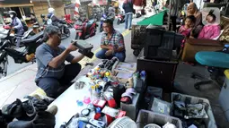 Warga mencari barang bekas di Kebayoran Vintage, Jakarta, Rabu (30/9/2020). Selama masa pandemi penjualan barang-barang bekas  rumah tangga di meningkat hingga 75 % dimana warga menjual barang-barang miliknya untuk mencukupi kebutuhan hidup sehari-hari. (merdeka.com/Arie Basuki)