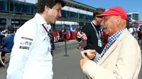 Mercedes memperpanjang kontrak Toto Wolff dan Niki Lauda hingga akhir 2020. (AFP/Jens Buettner).