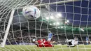 Penjaga gawang Italia Gianluigi Donnarumma menerima gol dari pemain Jerman Timo Werner pada pertandingan sepak bola UEFA Nations League di Moenchengladbach, Jerman, 14 Juni 2022. Jerman mengalahkan Italia 5-2. (AP Photo/Martin Meissner)