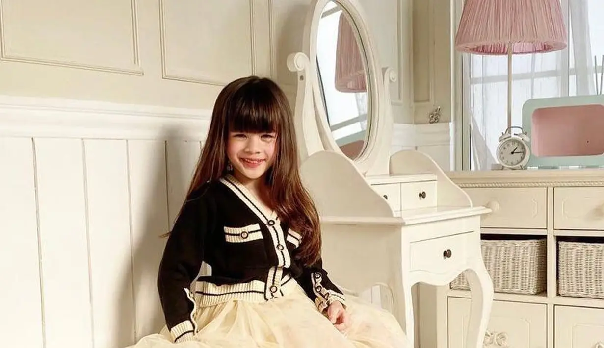 Cantiknya putri Jonathan Frizzy, Zoe dalam balutan cardigan dan rok tutu. (Instagram/ijonkfrizzy).