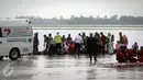Pihak Angkasa Pura 2 menggelar simulasi antisipasi pesawat terbakar di landasan terminal 3 Bandara Soetta, Tangerang, (25/2).Ini melatih fungsi komando, kordinasi dan komunikasi unit instansi dalam menghadapi keadaan darurat. (Liputan6.com/Faisal R Syam)