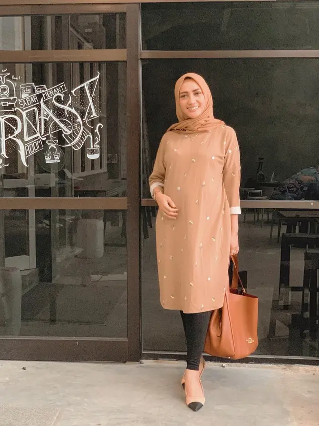 6 Potret Gaya Mama Lita MasterChef Saat Pamer Babybump