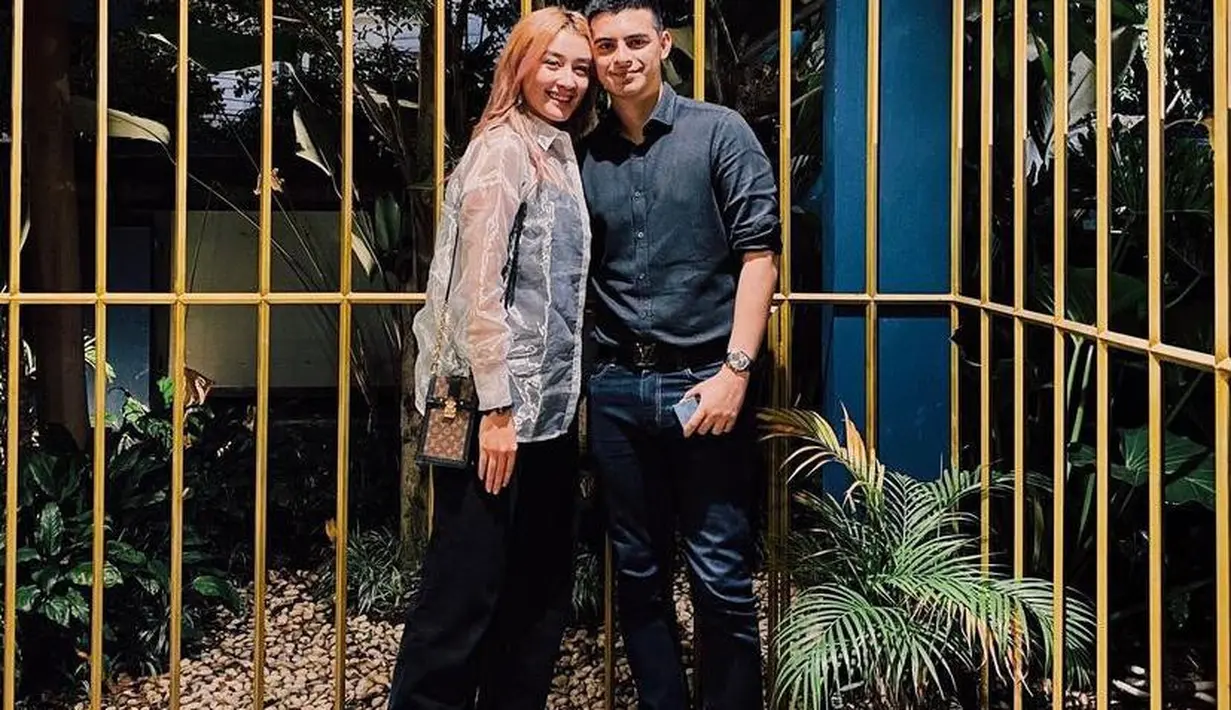 Tampil kompak kenakan outfit nuansa monokrom, Natasha memadukan organza shirt, tank top, celana kulot, dan sneakers. Sementara Ciccio memadukan kemeja, celana jeans dan sneakers. (Instagram/ciomanassero).