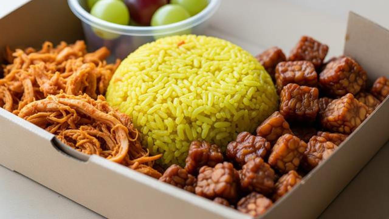 Nasi Kuning + Ayam Suwir + Orek Tempe + Anggur/Ide Nasi Kotak Simpel untuk Berbagi