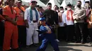 Seorang anak menampilkan pertunjukan kesenian bela diri asli Betawi Palang Pintu dalam Lebaran Tenabang 2022 di kawasan Tanah Abang, Jakarta, Sabtu (4/6/2022). Kegiatan yang menampilkan berbagai kesenian Betawi, makanan tradisional, perlombaan, dan bazar UMKM itu mengangkat tema KolaborAksi. (Liputan6.com/Angga Yuniar)
