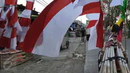 Salah satu pedagang bendera Merah Putih dan pernak-pernik perayaan 17 Agustus di kawasan Pasar Agung, Depok, Selasa (4/8/2015). Menjelang Hari Kemerdekan RI, sejumlah pedagang bendera musiman mulai berdatangan. (Liputan6.com/Yoppy Renato)