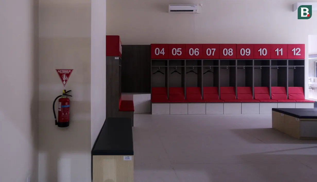 Penampakan ruang ganti Stadion Si Jalak Harupat, Kecamatan Kutawaringin, Kecamatan Bandung, Jawa Barat yang tengah dipersiapkan untuk salah satu venue Piala Dunia U-17 2023 pada Sabtu (21/10/2023). (Bola.com/Bagaskara Lazuardi)