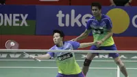 Tontowi Ahmad/Liliyana Natsir saat melawan pasangan Malaysia, Chan Peng Soon/Goh Liu Ying pada final Indonesia Open 2018 di Istora Senayan, Jakarta, Minggu, (8/6/2018). Tontowi/Liliyana menang 21-17, 21-8. (Bola.com/M Iqbal Ichsan)