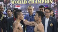Petinju Indonesia juara WBC Internasional kelas terbang junior, Tibo Monabesa, berhadapan dengan petinju Filipina, Arnold Garde (kanan), jelang laga mempertahankan gelar di GOR Cendrawasih, Jakarta, Jumat (19/5/2017). (Bola.com/Vitalis Yogi Trisna)