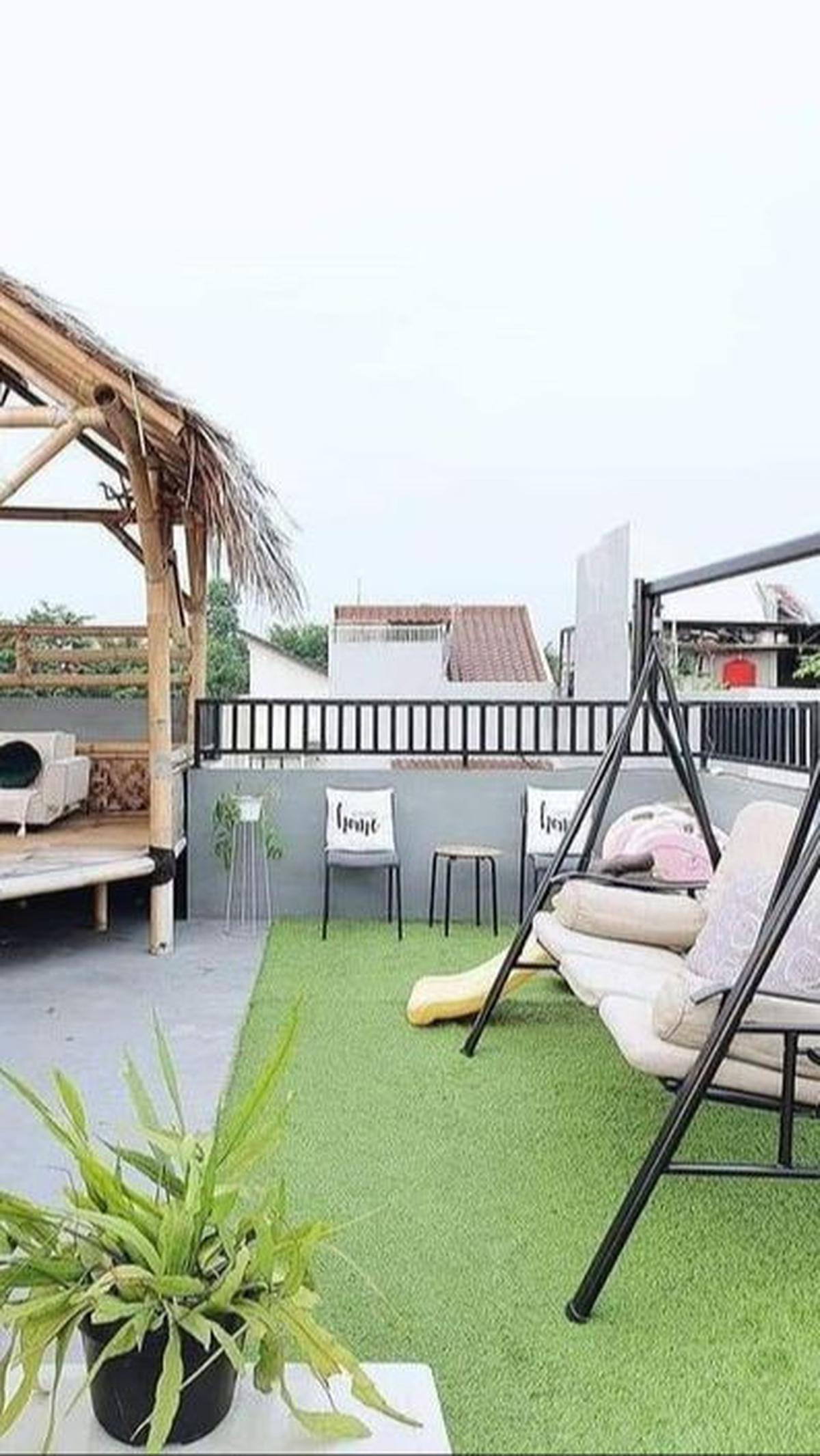 Desain Taman Atap Rumah dengan Ayunan