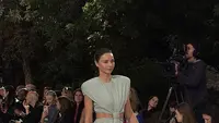 Paris Fashion Week 2027, Pesona Miranda Kerr Comeback ke Runway Setelah Hampir 10 Tahun