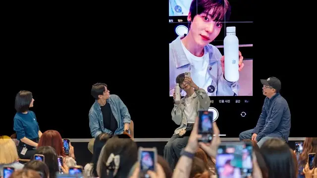 Yunho ATEEZ selfie menggunakan iPhone 17.  [@yunou._.u]