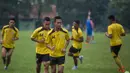 Gelandang Arema Cronus, Arif Suyono, berlari santai saat latihan jelang laga Torabika Soccer Championship 2016 melawan PS TNI di Lapangan Kostrad, Bogor, Jawa Barat, Sabtu (30/7/2016). (Bola.com/Vitalis Yogi Trisna)