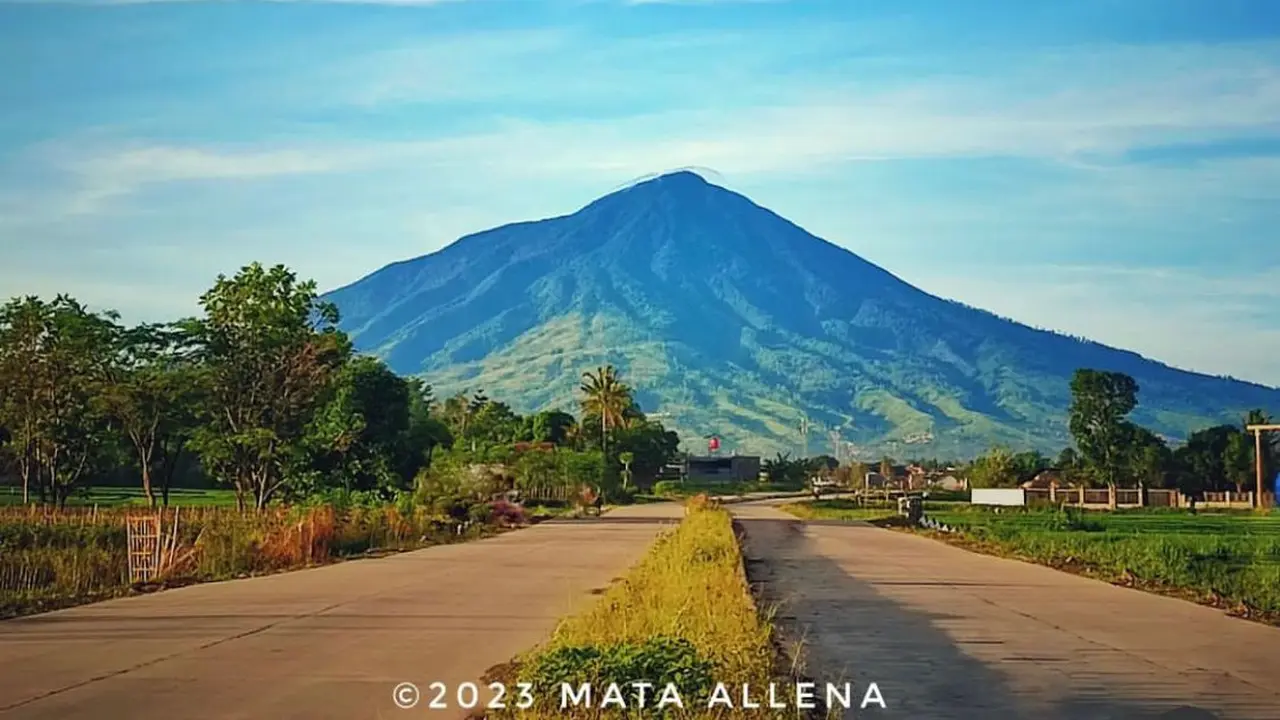 Pemandangan indah Gunung Cikuray di Garut, Jawa Barat