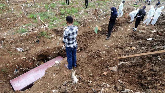 Ziarah Kubur di Tengah Pemakaman Korban Covid-19