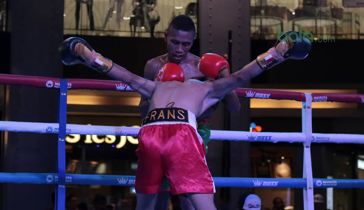 Frans Damur membentangkan tangan saat melawan Jon Jon Jetz pada kelas Flyweight Mahkota Boxing Super Series di Cilandak Town Square, Jakarta (10/3/2018).Jon Jon Jetz menang angka mutalak atas Frans. (Bola.com/Nick Hanoatubun)