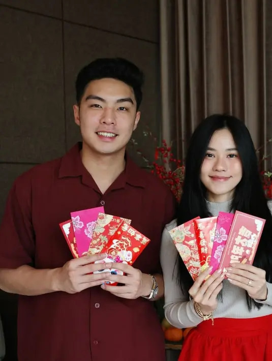 Jessica Jane dan Erwin Phang merayakan Imlek dengan cara yang tak kalah romantis. Mereka terlihat mengunggah momen bersama sambil pamer angpao.  Momen tersebut semakin berkesan dengan kehadiran dekorasi khas Imlek yang memperindah suasana perayaan mereka.(Liputan6.com/IG/@jessicajane)