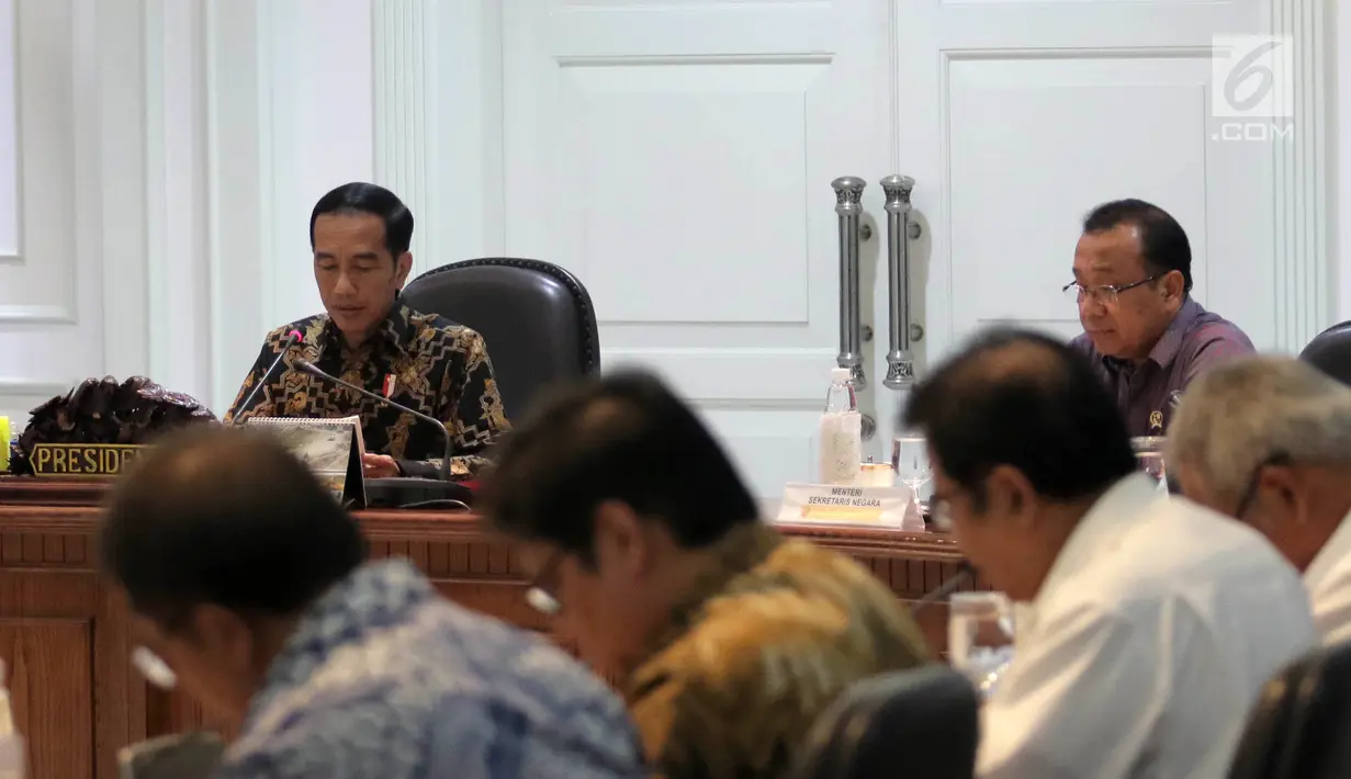 Suasana saat Presiden Joko Widodo memimpin Rapat Terbatas Evaluasi Proyek Strategis Nasional di Kantor Presiden, Jakarta, Senin (16/4). Jokowi juga meminta proyek strategis yang dimulai pada 2017 untuk segera diselesaikan. (Liputan6.com/Angga Yuniar)