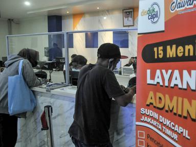 Warga antre saat mengajukan layanan administrasi kependudukan (Adminduk) di Kantor Suku Dinas Kependudukan dan Catatan Sipil (Dukcapil) Jakarta Timur, Kalimalang, Rabu (3/5/2023). (merdeka.com/Iqbal S. Nugroho)